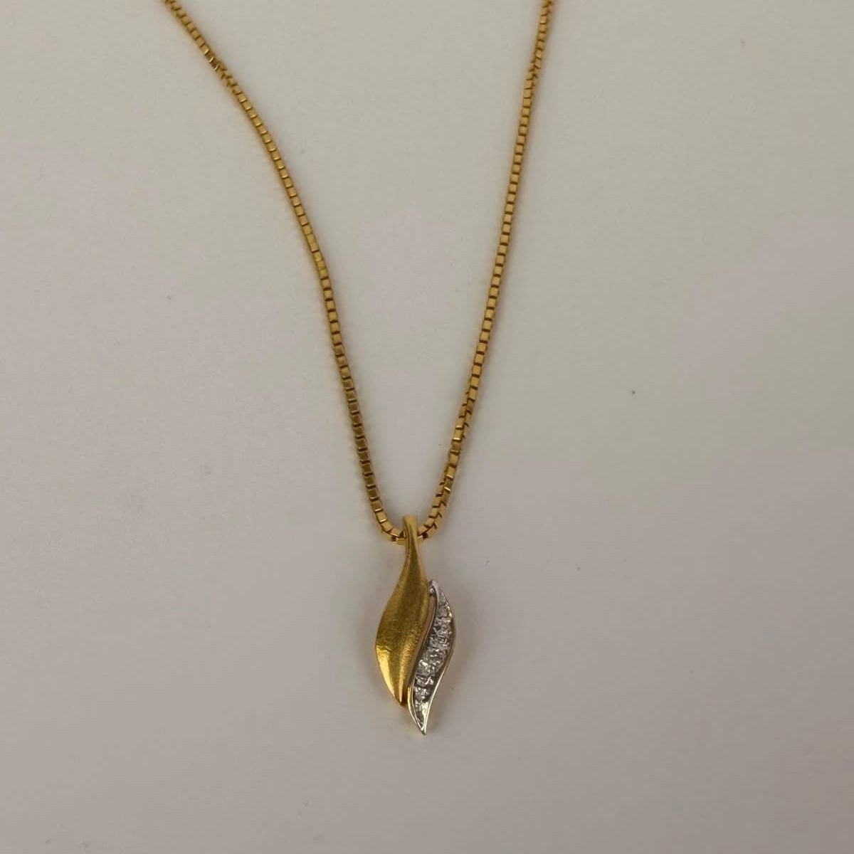 Venetian Chain with Brilliant-Cut Diamonds in Pendant — Very good / fine (VG+) Necklaces & pendants