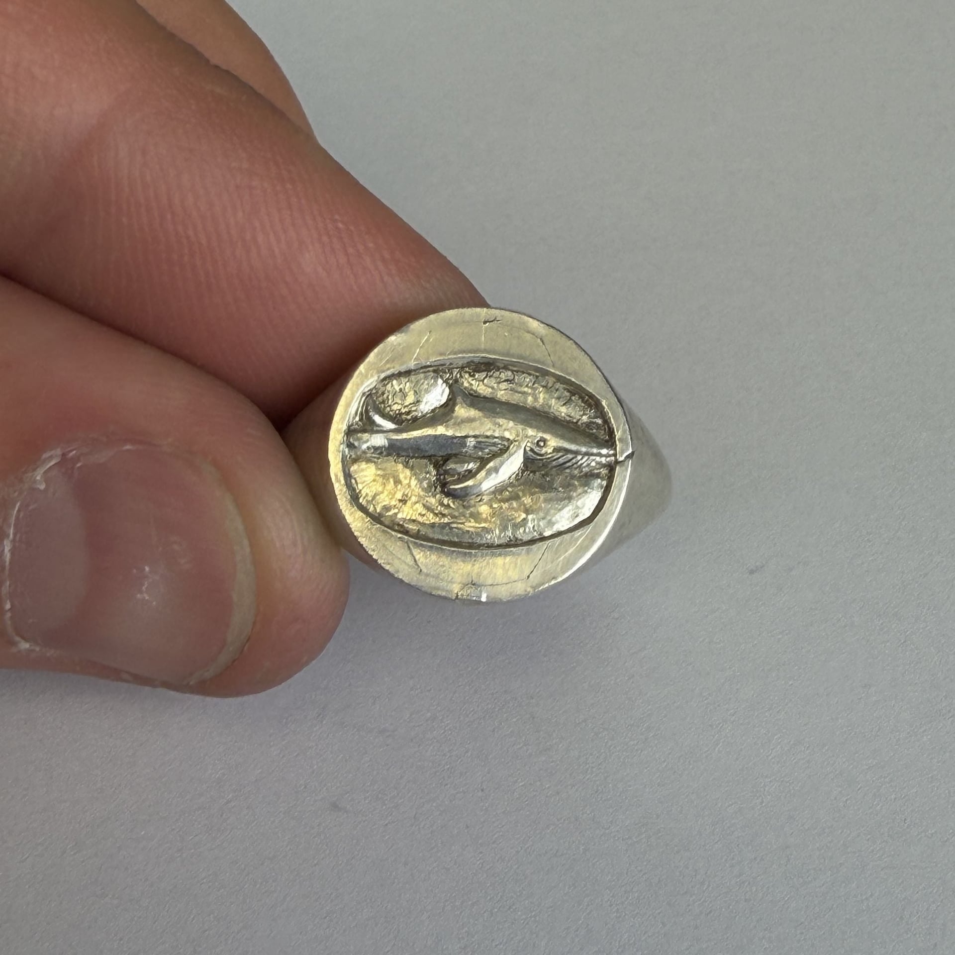 Handgravierter Signetring Buckelwal Grösse 55 — rings