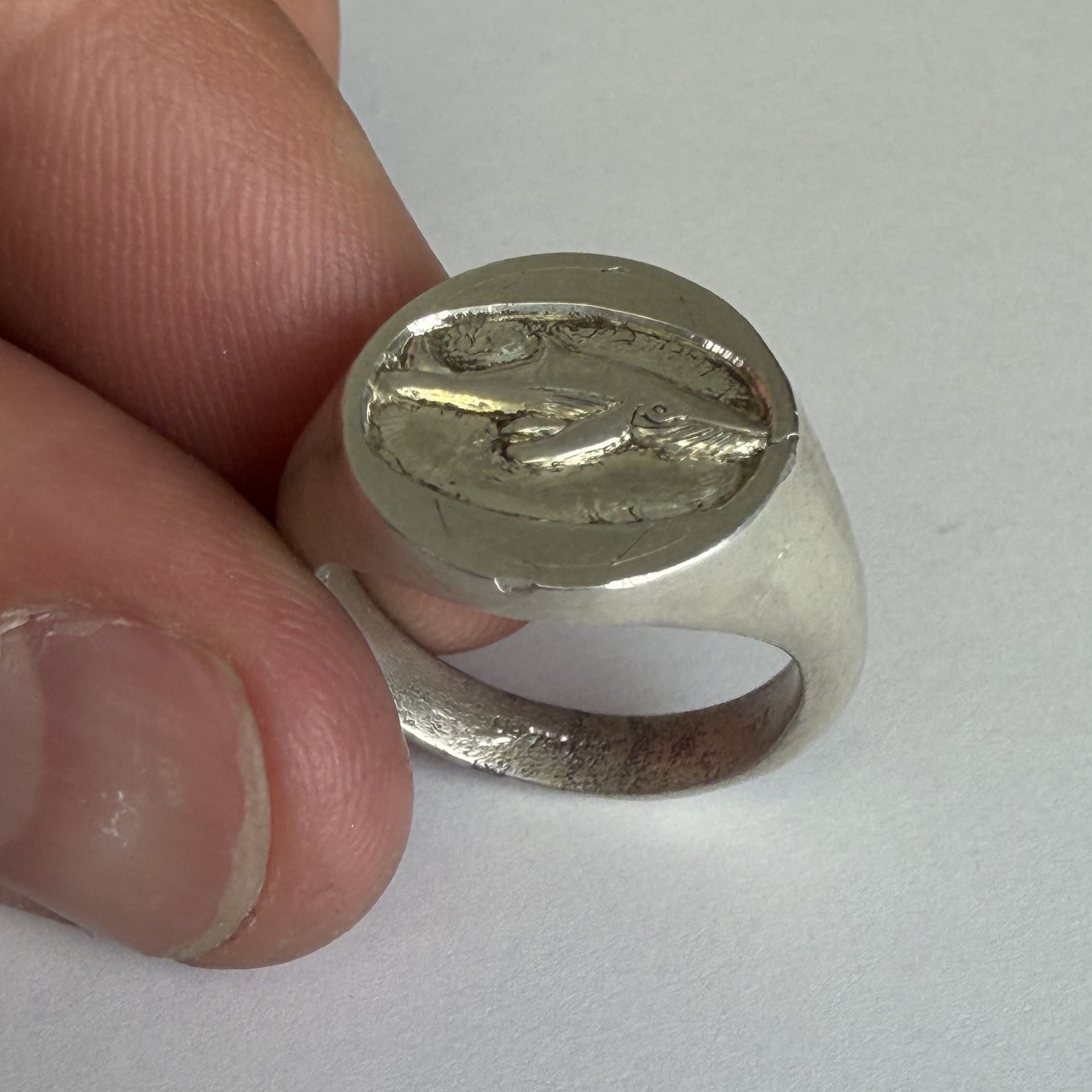 Handgravierter Signetring Buckelwal Grösse 55 — rings