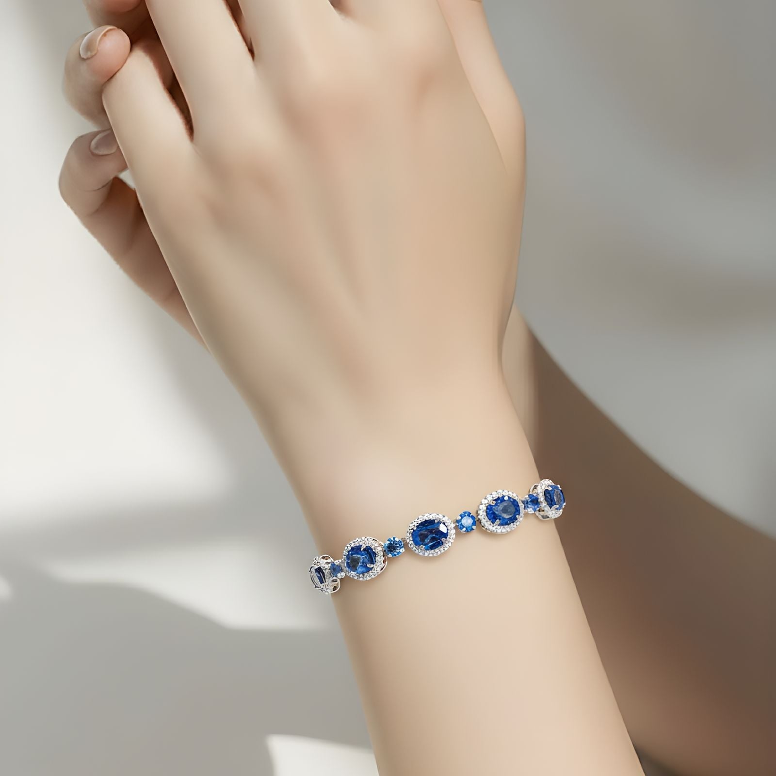 Saphir Armband 14k Weissgold, 10.53 ct mit 0.84 ct Diamanten — Neuwertig (N) Armbänder