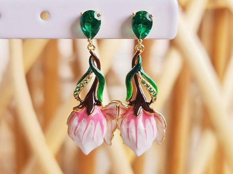 Handbemalte Magnolien-Ohrringe, 925 Silber vergoldet — Mint (M) Earrings