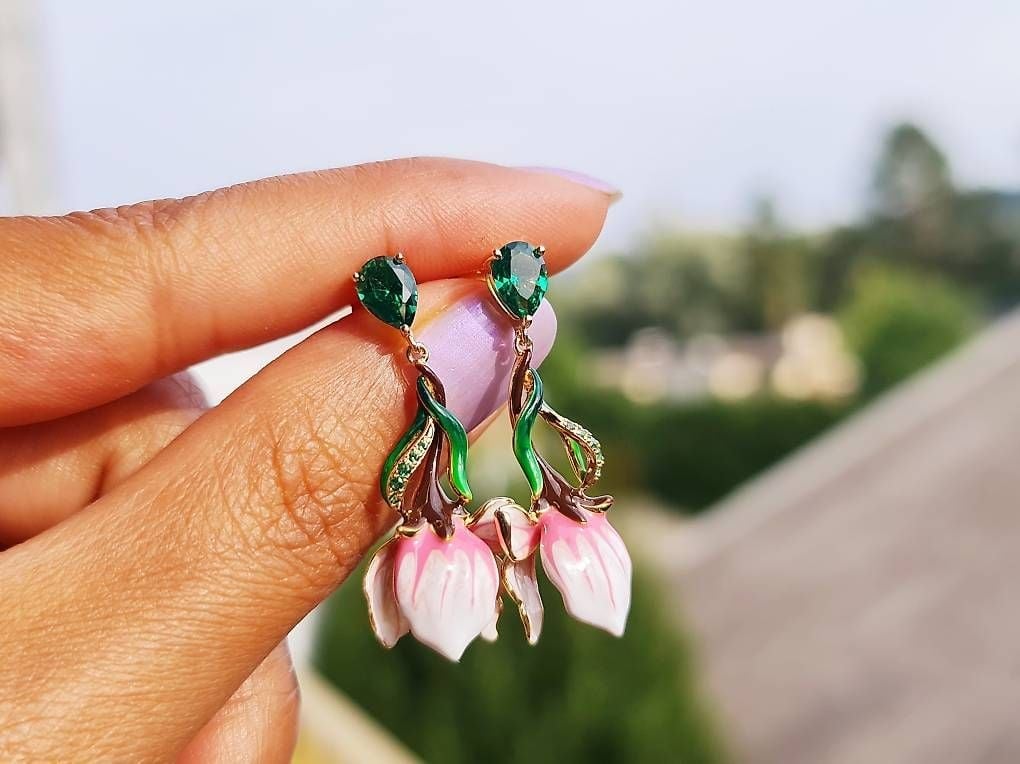 Handbemalte Magnolien-Ohrringe, 925 Silber vergoldet — Mint (M) Earrings