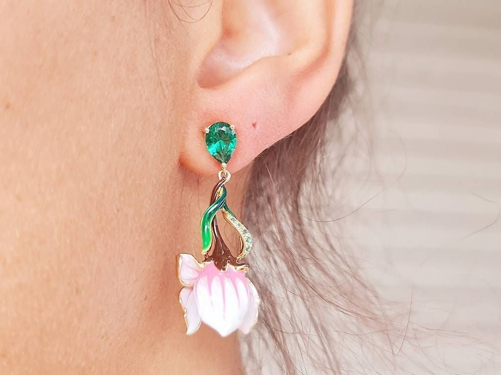 Handbemalte Magnolien-Ohrringe, 925 Silber vergoldet — Mint (M) Earrings