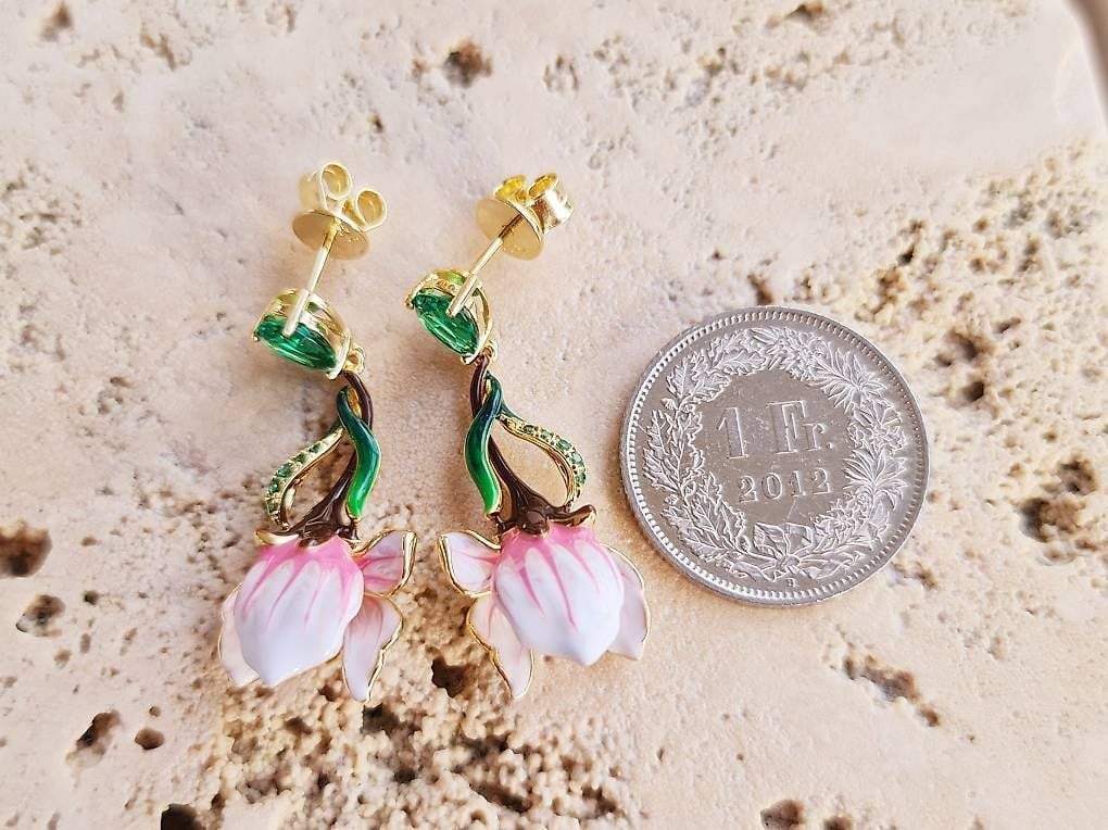 Handbemalte Magnolien-Ohrringe, 925 Silber vergoldet — Mint (M) Earrings