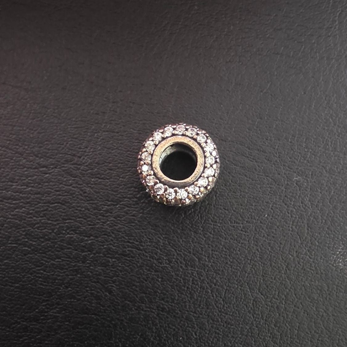Charm pavé brillante de tres hileras — Estado excelente (M-) Collares y colgantes